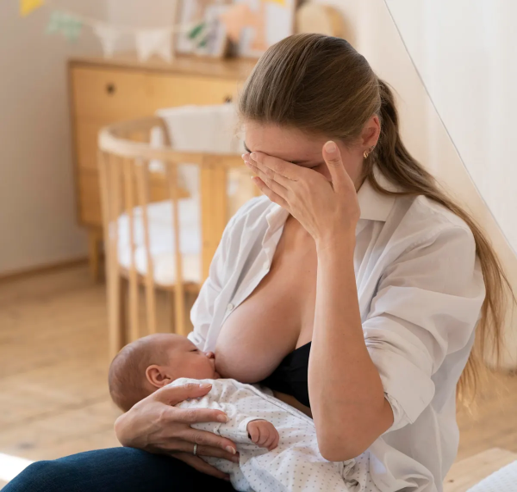 Mamá amamantando a su bebé recién nacido en casa durante una crisis de lactancia